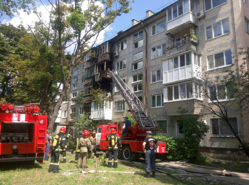 У Києві під час пожежі на Туполєва вигоріла квартира і балкони на трьох поверхах